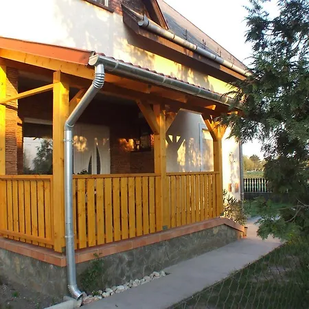 Pajtás Сasa de vacaciones Balatonfenyves